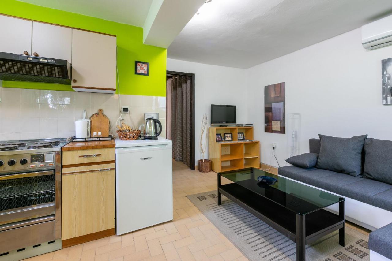 Apartments Zec Selce Exterior photo